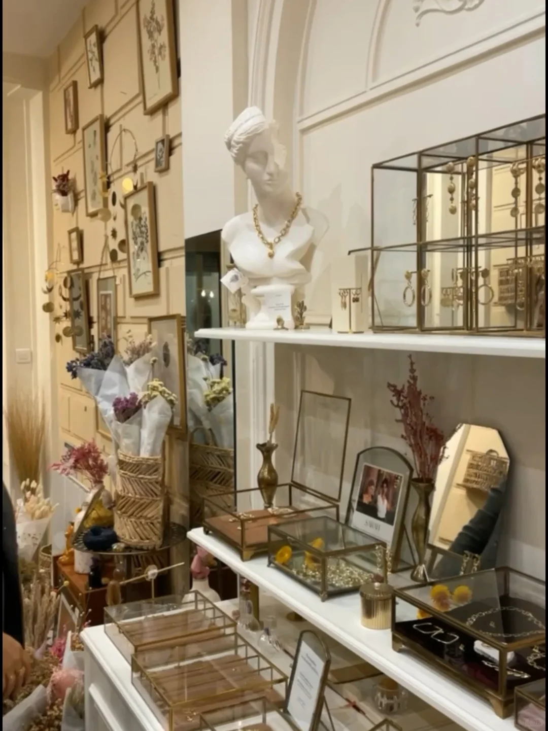 Louise's Paris Shop Tour: PASSAGE DORÉ ✨