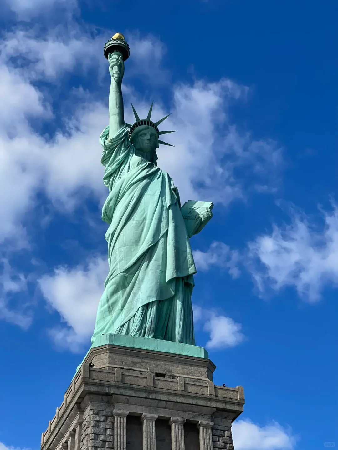 A Beautiful Girl Backpacks on a Budget Through the East Coast 📌 First Stop: New York