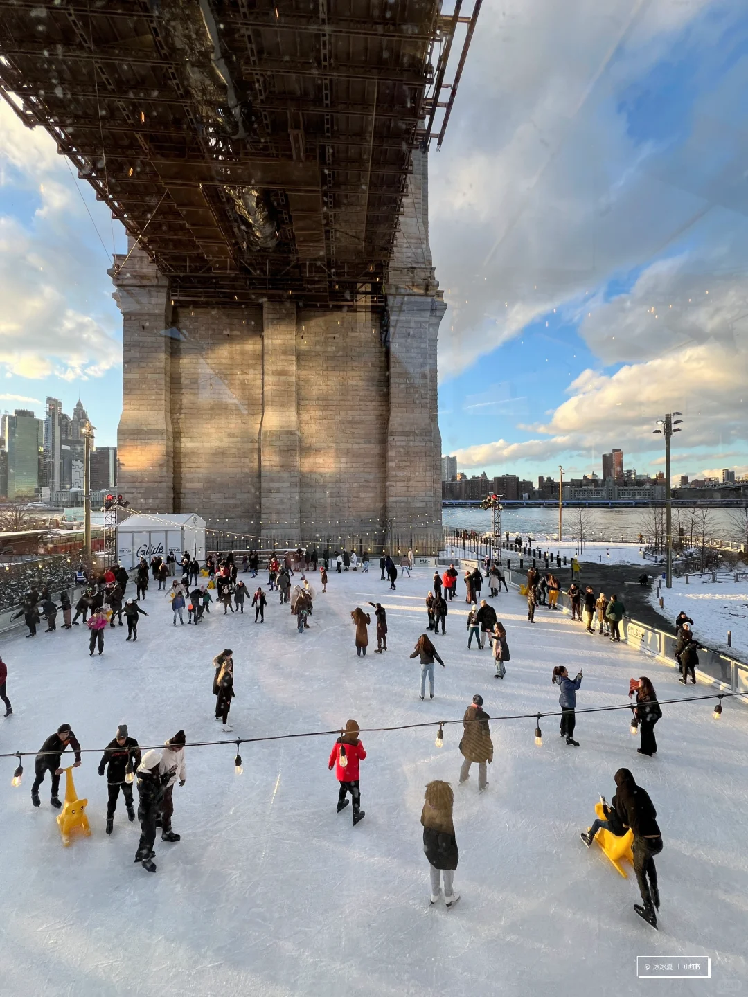 New Yorkers, hurry up! Stunning Dumbo Ice Rink 🎫 $15 💲
