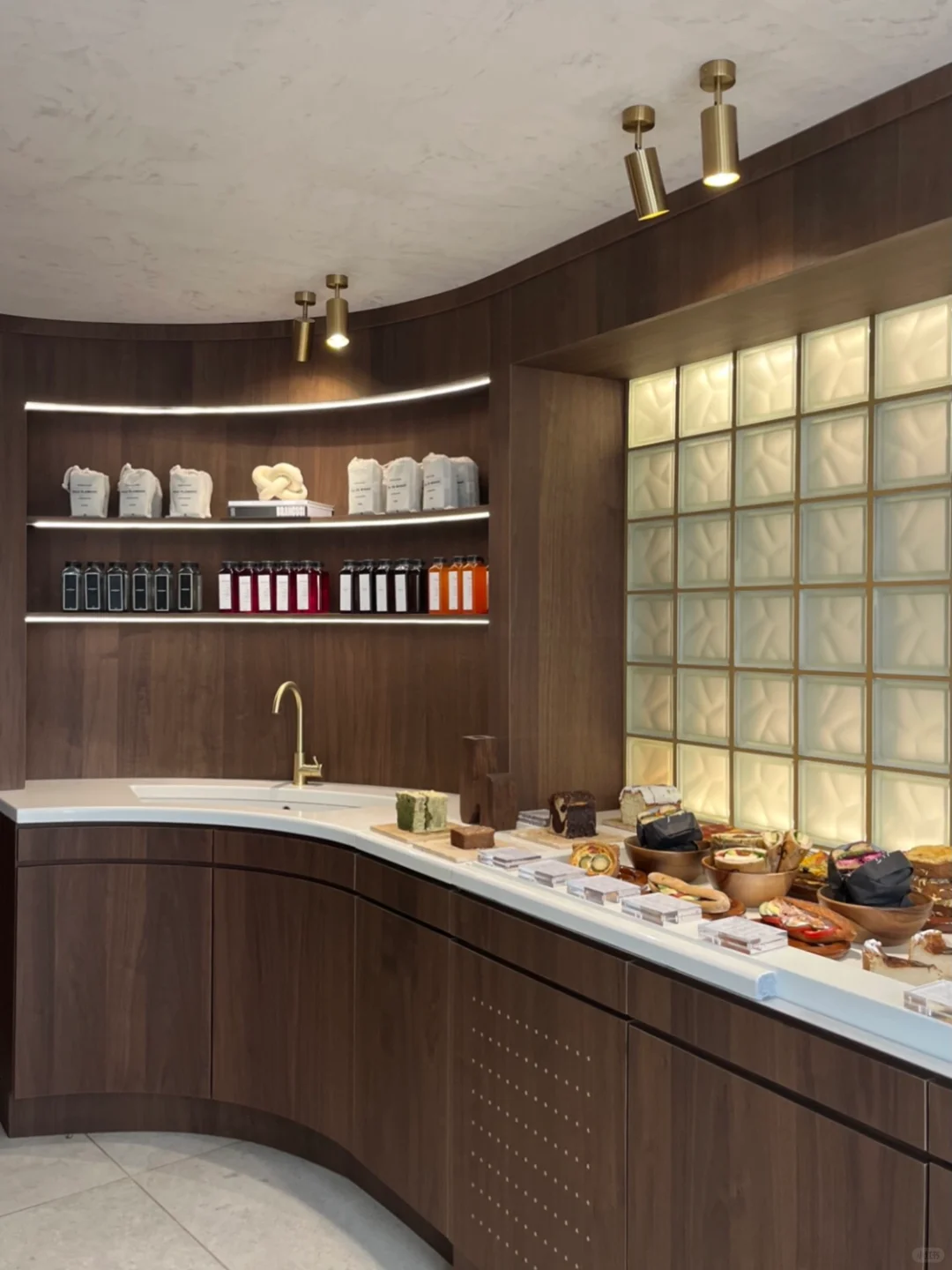 Paris | The Hottest New Café in Town, Nailing Design Aesthetics 👌