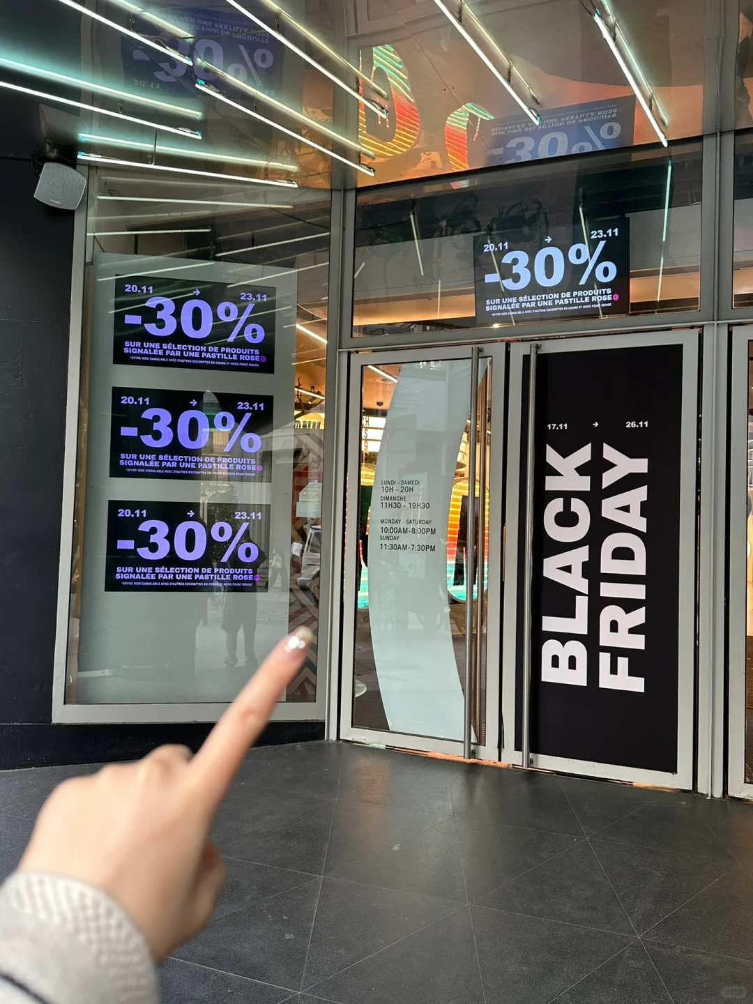 🇫🇷/The Best Shopping Mall to Hit During Paris' Black Friday Is Actually Here...