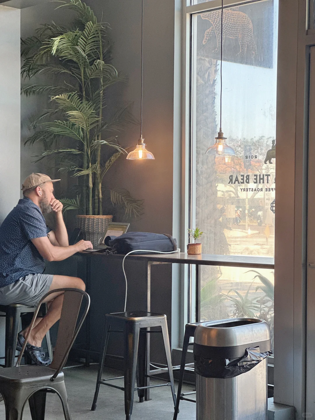 Los Angeles Café: Perfect for Studying, Working, and Yes, Eye-Candy!