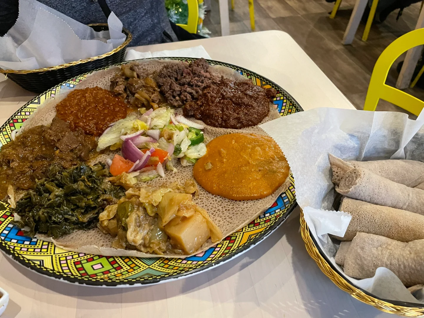 My First Time Eating with Bare Hands! Ethiopian Cuisine is Absolutely Amazing