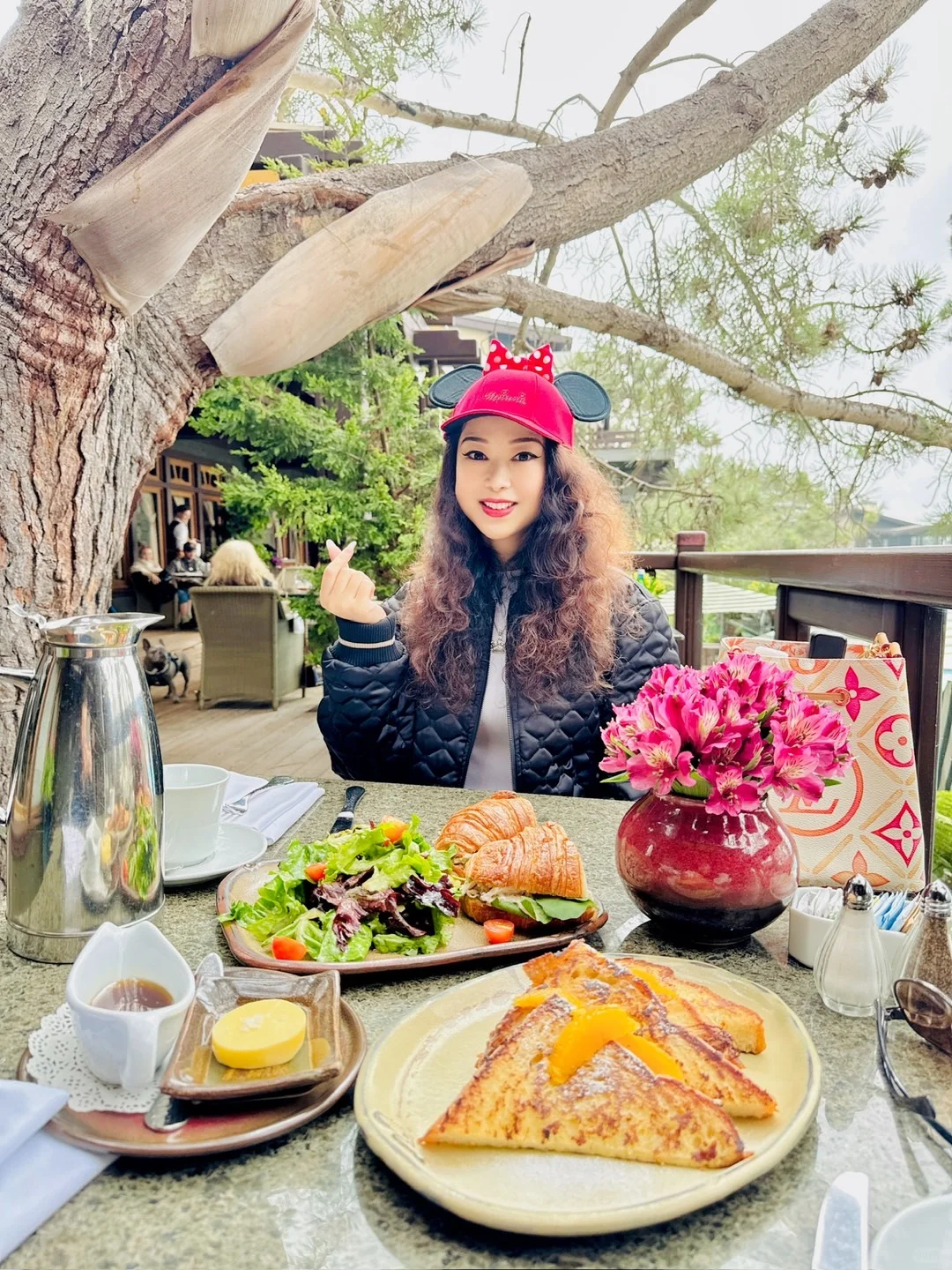 😍 This brunch spot is quite unique!