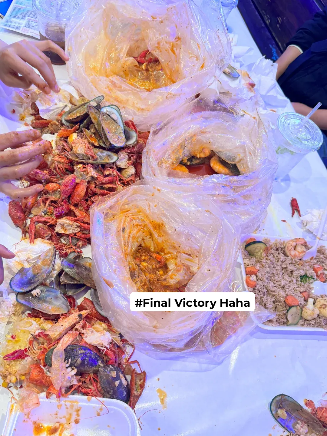 In This Seafood Restaurant 🦞 No One Touches Their Phone Because