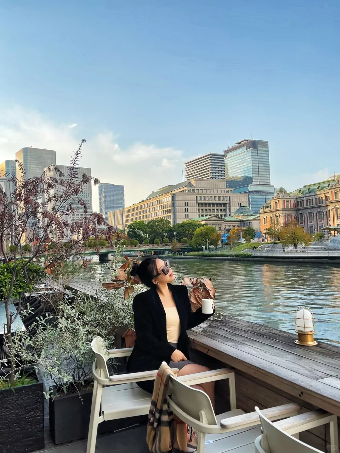 Sitting by the Riverside Cafe in Osaka, I Fell into an Oil Painting World