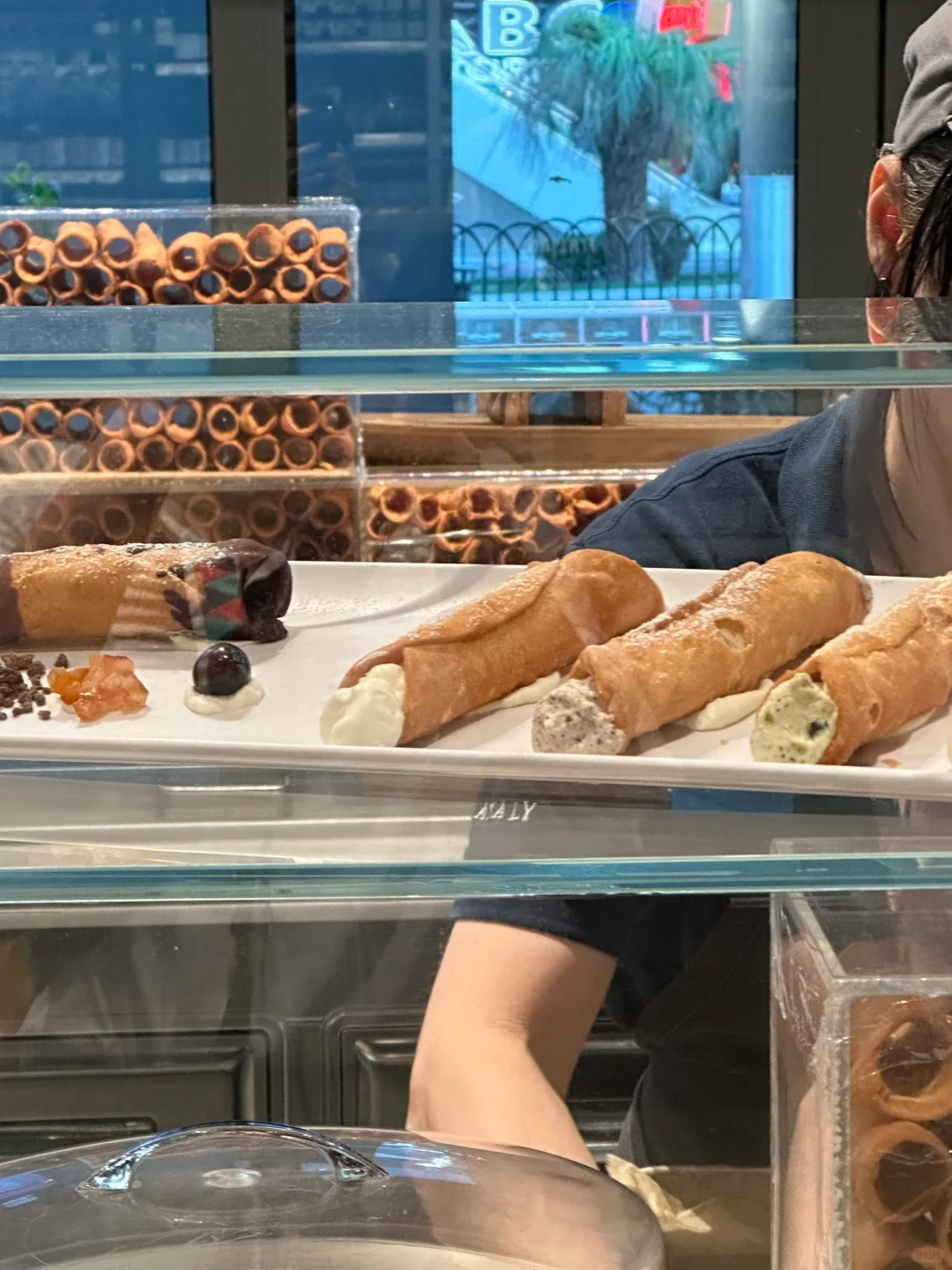 A Bite of Heaven: The Most Amazing Cannoli I’ve Ever Tried in Vegas