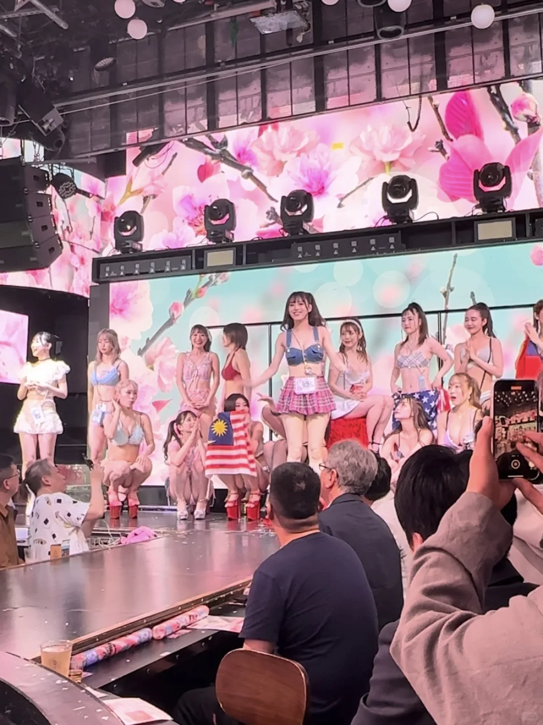 Roppongi Nightclub Show: Who Wouldn't Love Watching Cute Girls?