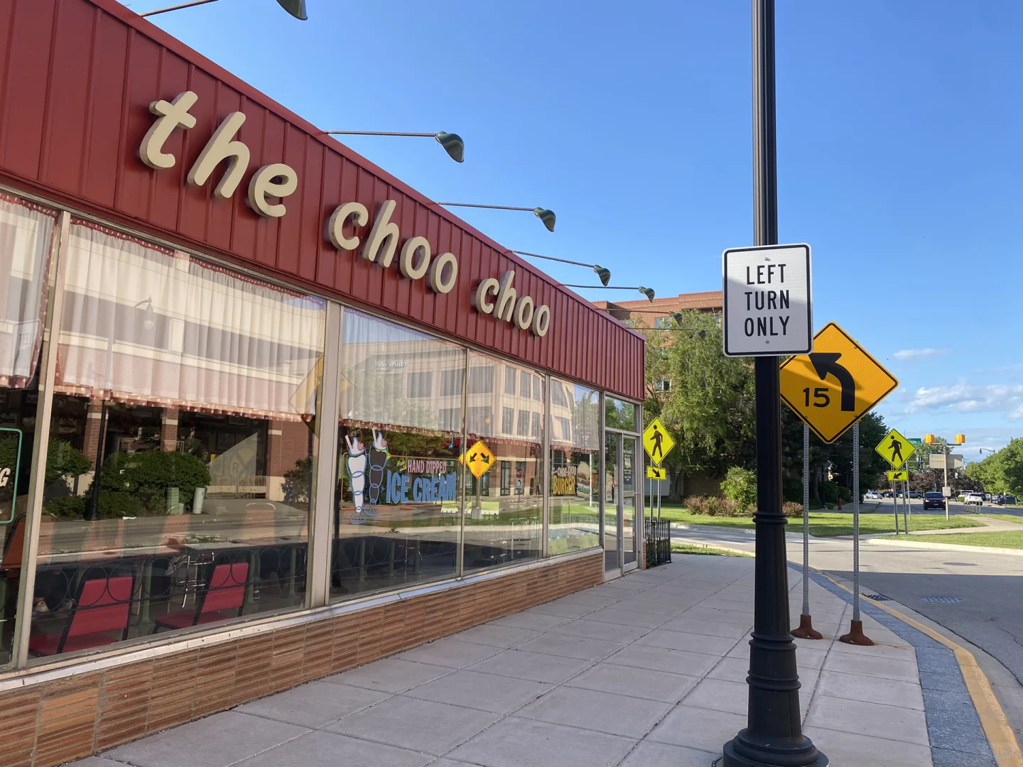 One Hour of Strolling and Eating in Des Plaines This Summer