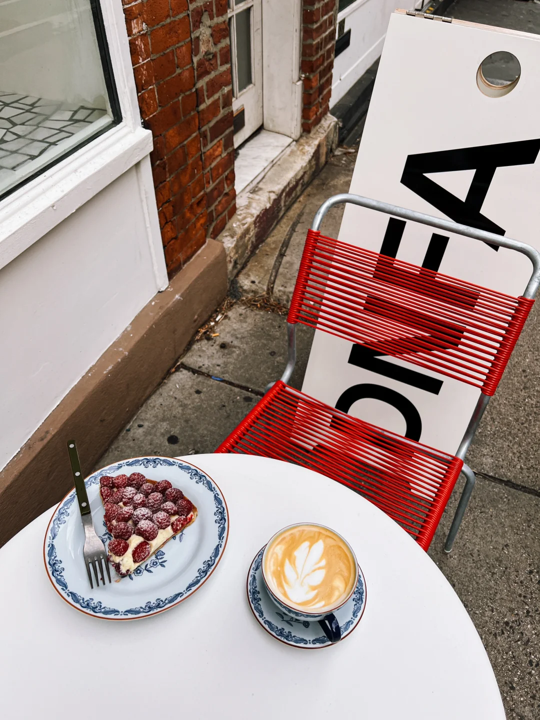 NYC Coffee Crawl: A Book-Titled Café 🎧🐊✨