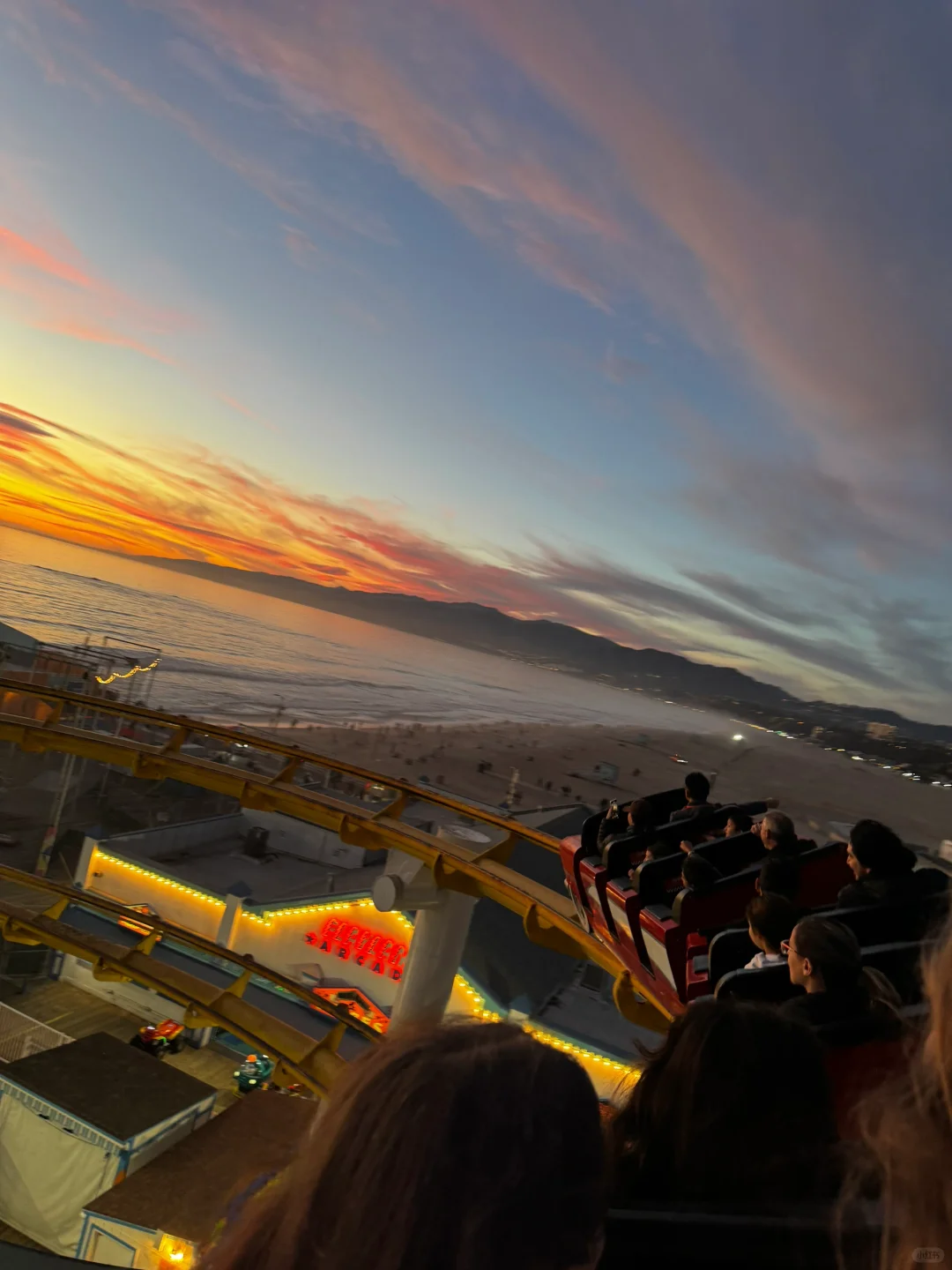 Stunning Sunset Roller Coaster Ride in Santa Monica 🎢🌆