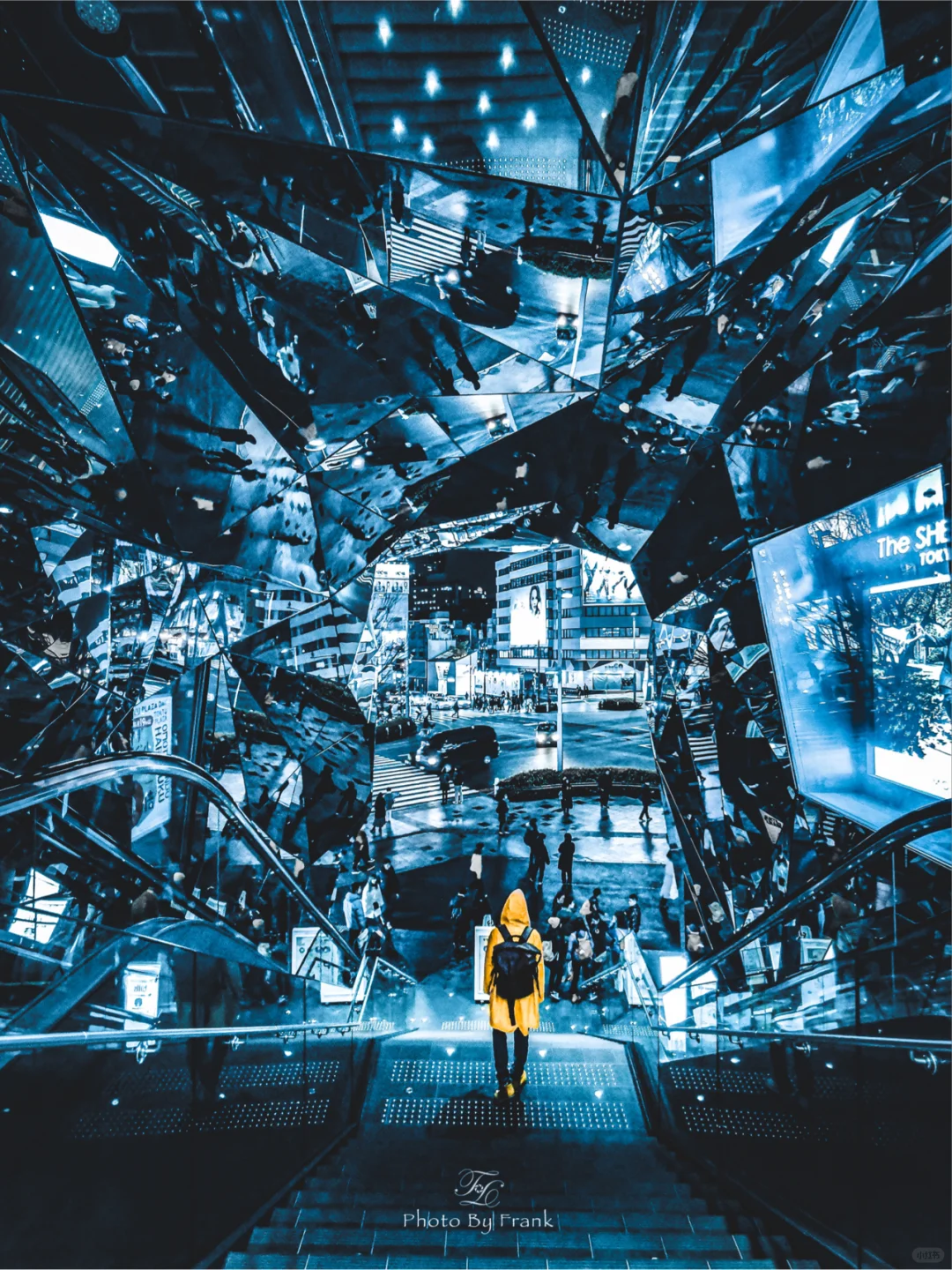 📷 Must-Visit in Tokyo! Ultra-Niche Futuristic Reflective Elevator