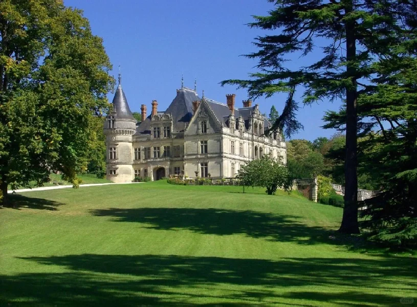 How to Stay in a French Chateau for Just 50 Euros/Person/Night with Breakfast Included?