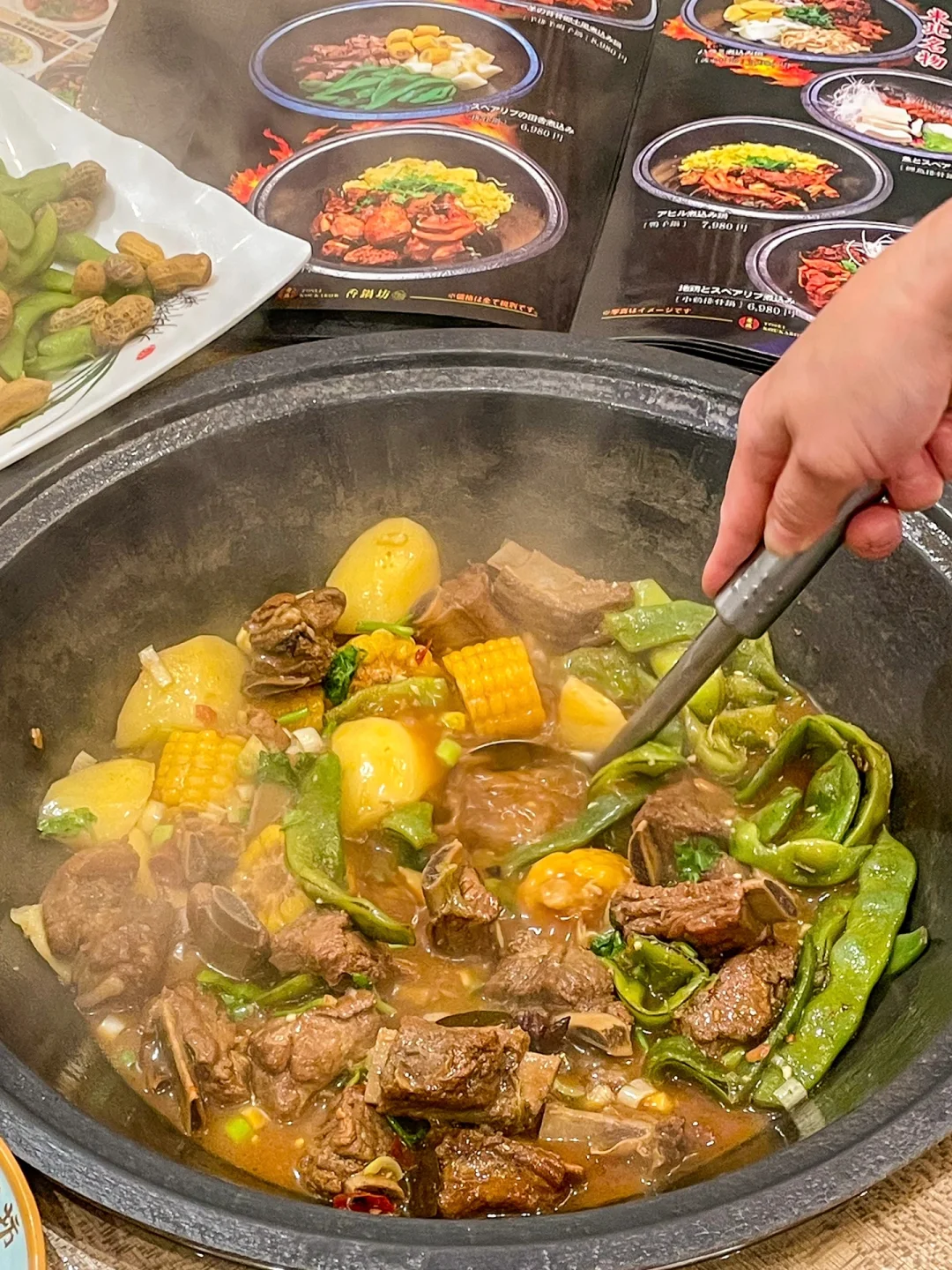 Another amazing Northeastern hot pot stew spot discovered! The aroma is incredible ‼️ The steamed buns soaking in the broth are simply divine!