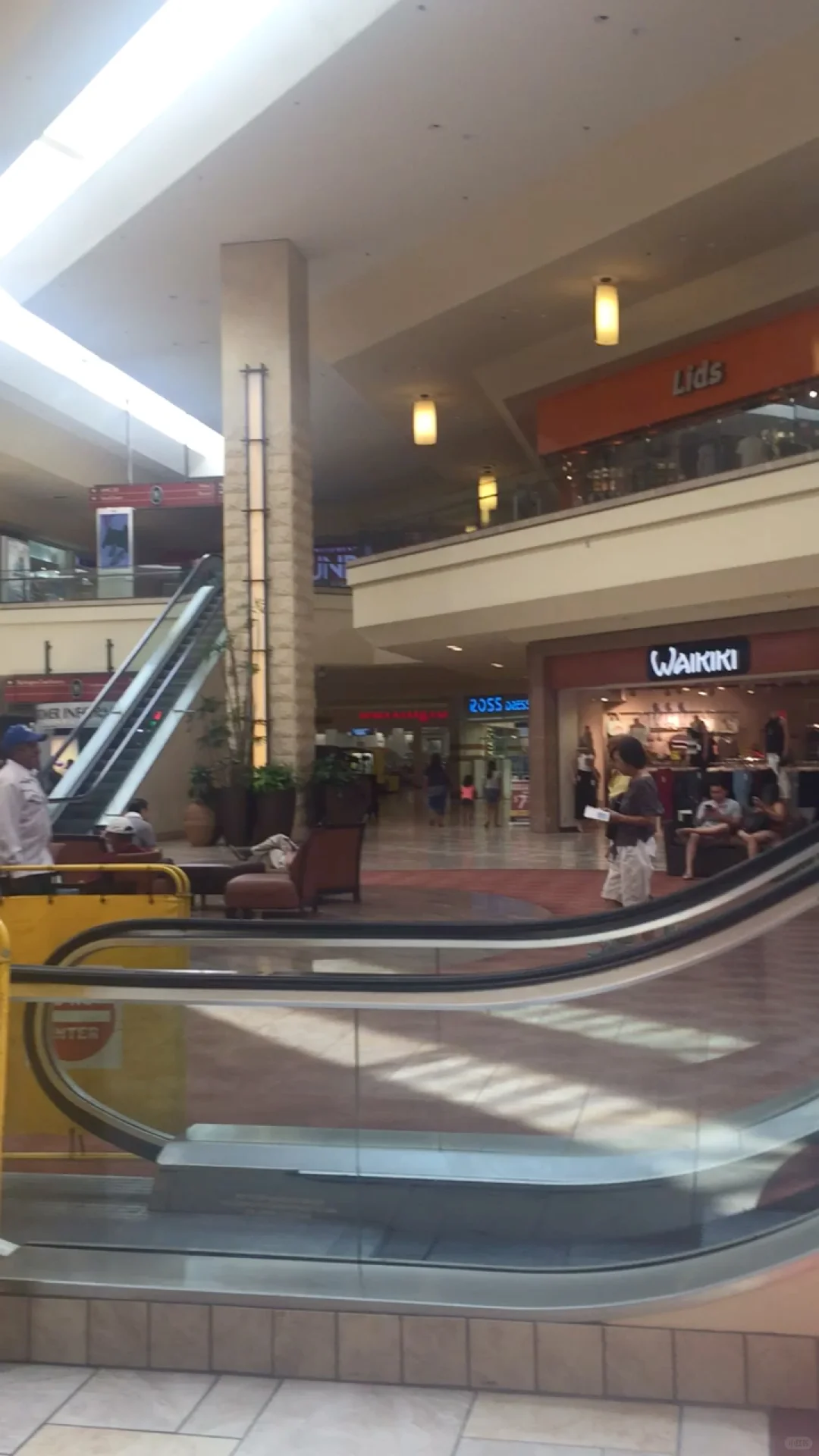 Los Angeles Malls Remain Quiet and Empty Over the Weekend