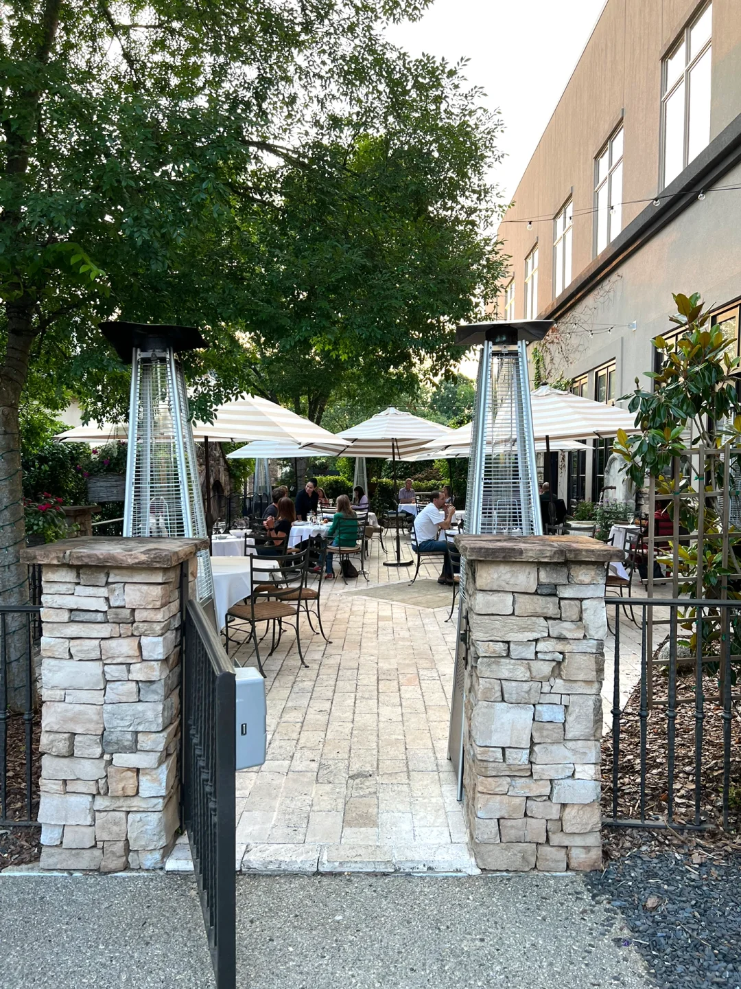 New Elegant Seafood Restaurant Opens in Atlanta