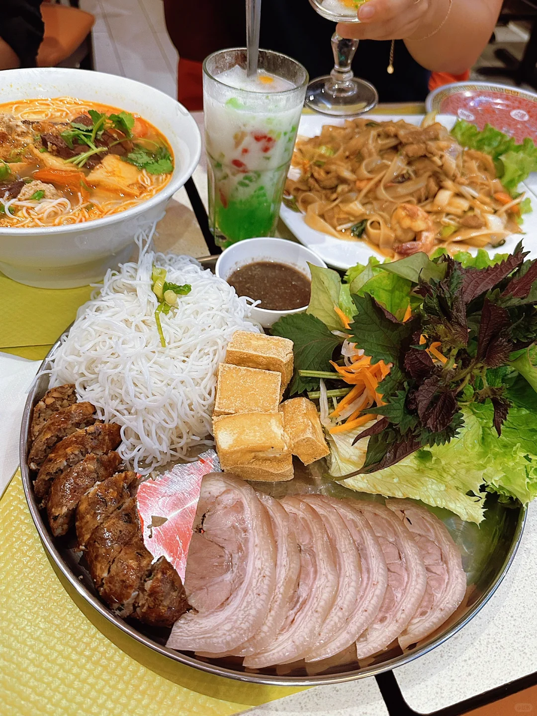 Paris just got another insanely delicious Vietnamese spot with huge portions and great value!