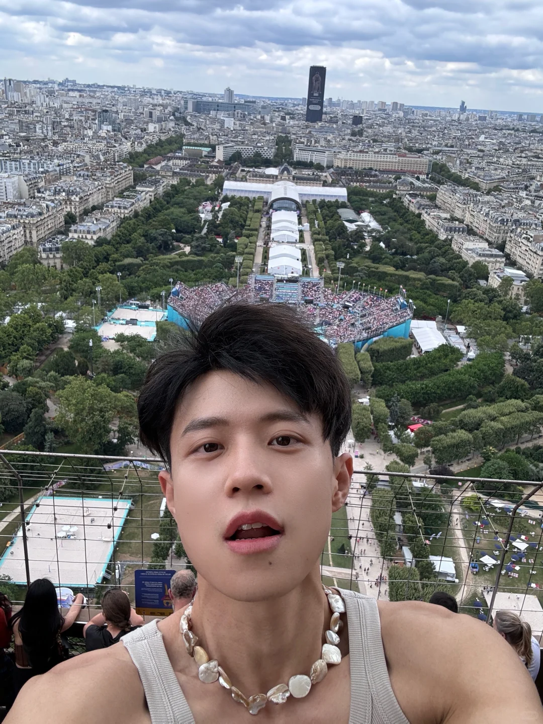 What to Eat at the Eiffel Tower's 2nd Floor Michelin Two-Star Restaurant for 2000 RMB Per Person