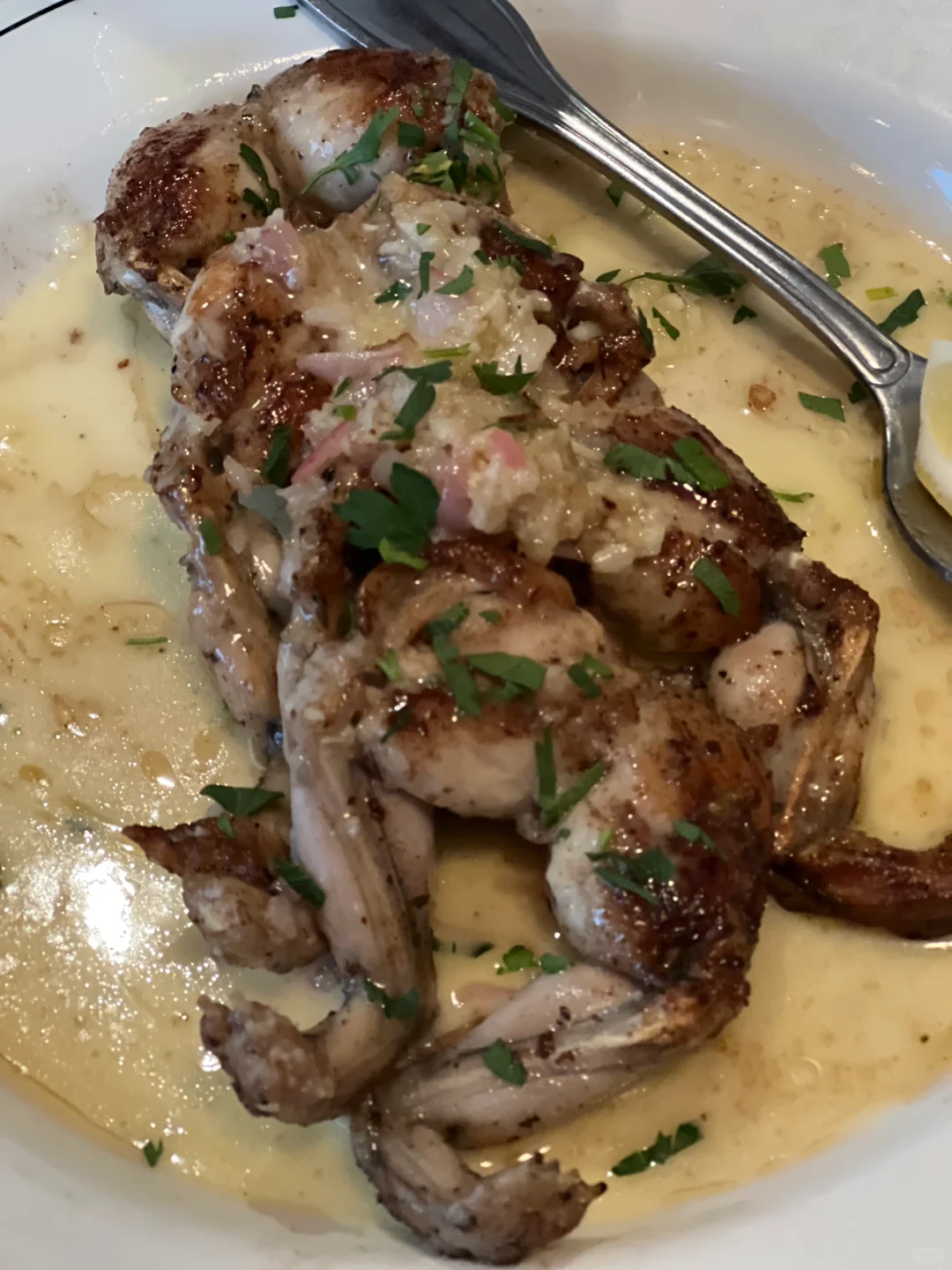 "Classic Chicago Restaurant's Frog Legs Experience 🐸"