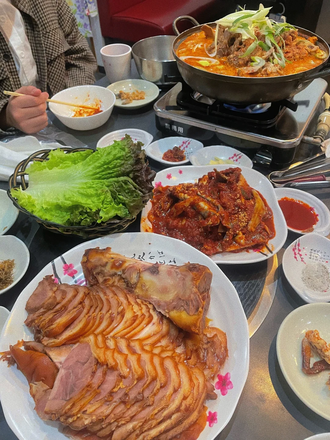 Osaka Food Hunt | Jaw-Dropping Spine Bone Soup with Rice Sausage – Massive Portion of Pig Trotters